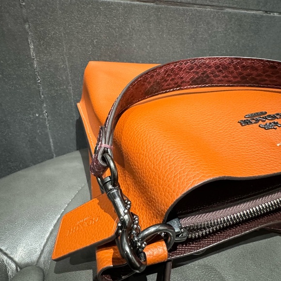 🌟SOLD!!🌟FIRM PRICE Coach Small Town Bucket Bag-2 way Bag.🧡Great Color 4 Fall🧡 - Picture 7 of 12